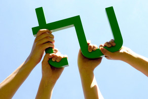 Mehrere Hände halten das TU Logo hoch