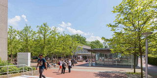 Campus Süd mit Rudolph-Chaudoire-Pavillion und Studenten im Sommer